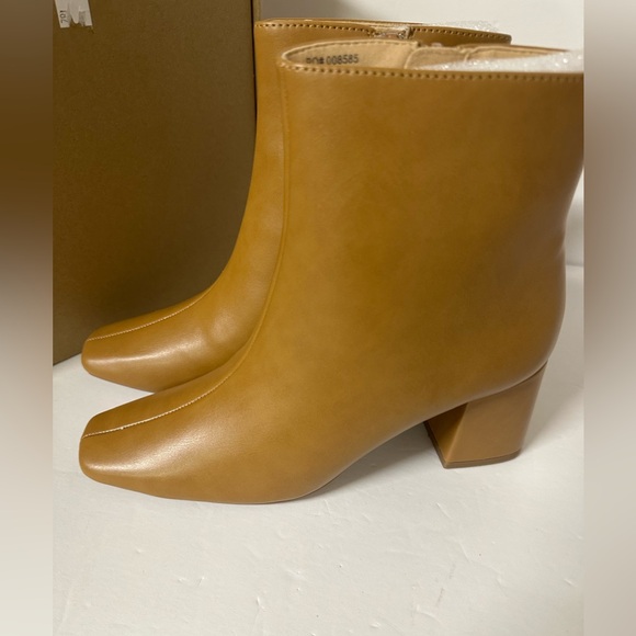 NEW Journee Collection Haylinn Tan Blocked Heeled Boots Size 6.5 - Picture 2 of 6